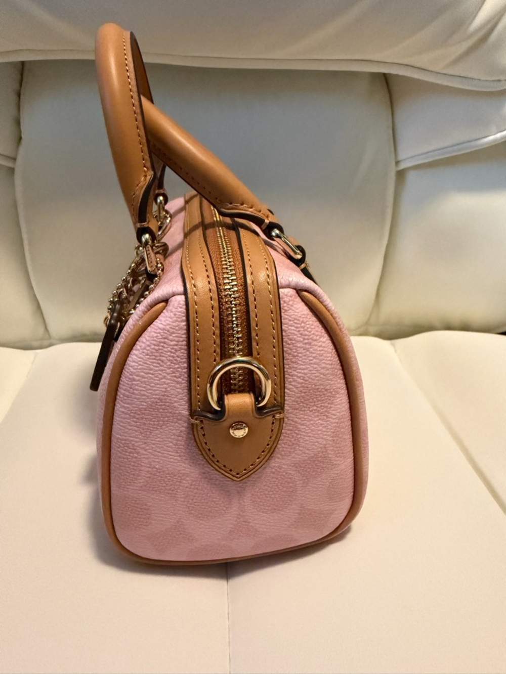 Mini Coach Rowan with minor scuff Charm - Picture 4 of 8